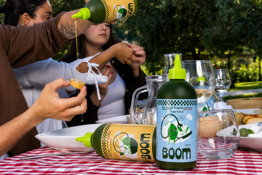 Tavola conviviale con Olio Boom durante un aperitivo
