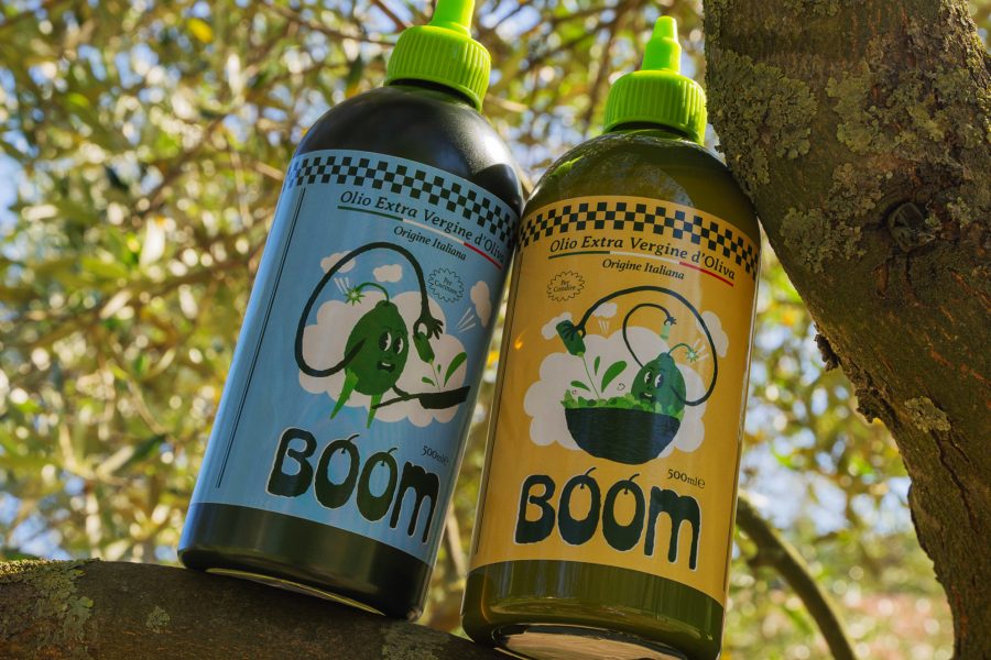Bottiglie Olio Boom su un ulivo